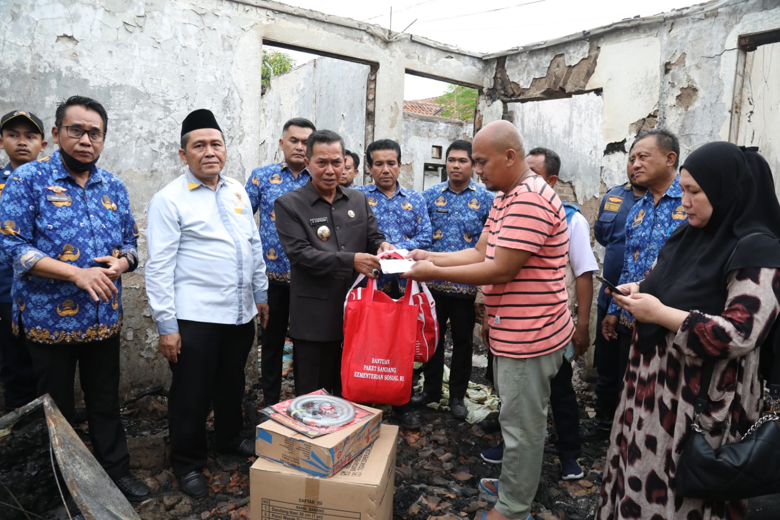 Walikota Serang Tinjau  Dan Beri Bantuan Korban Kebakaran di Kelurahan Cipare Kecamatan Serang
