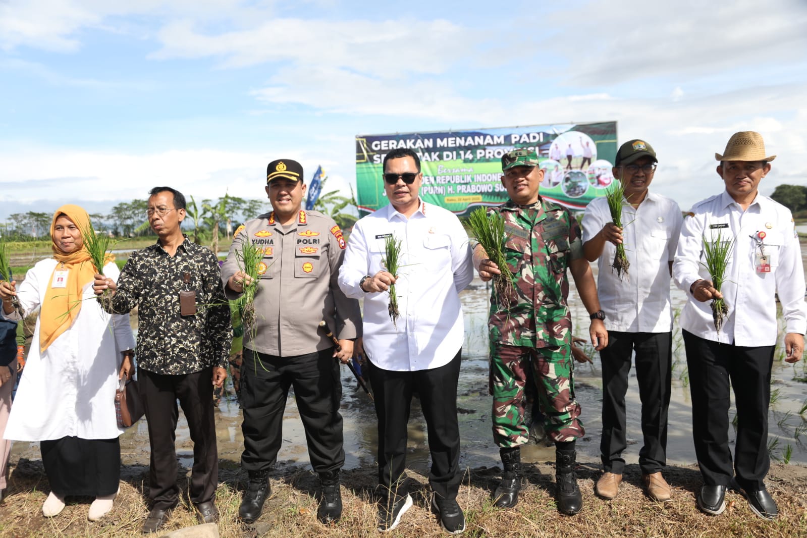 WALI KOTA SERANG PIMPIN GERAKAN TANAM PADI SERENTAK: KOMITMEN NYATA UNTUK KETAHANAN PANGAN NASIONAL