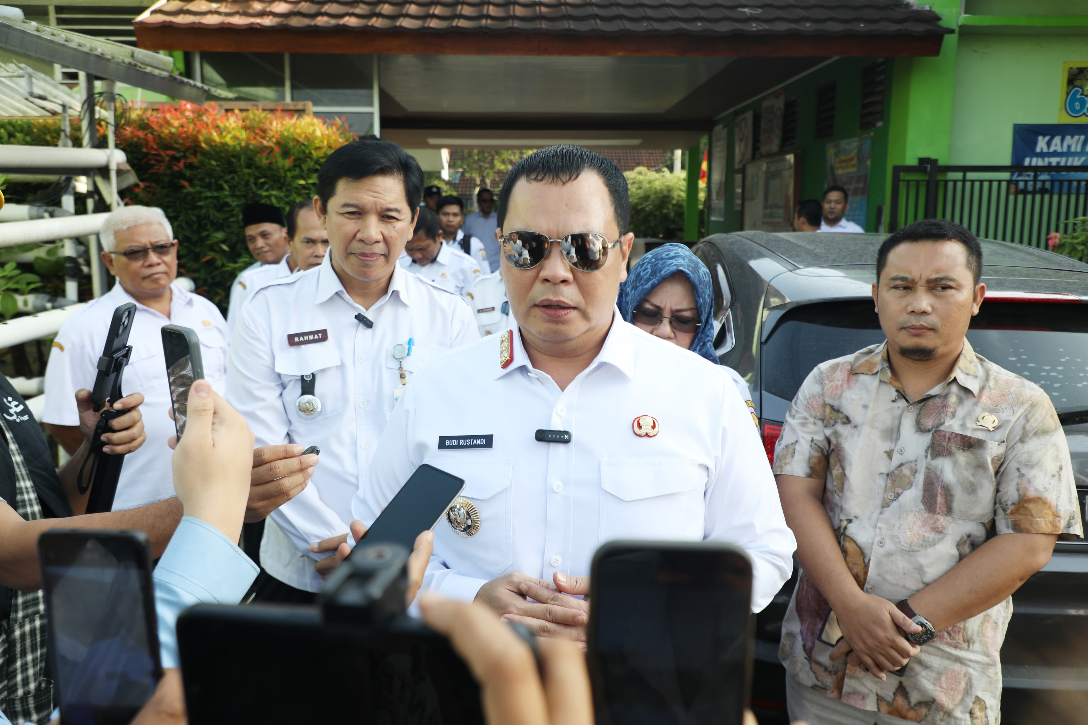 HARI INI WALI KOTA SERANG MENINJAU LANGSUNG KEGIATAN PARA ORANG TUA YANG MENGANTAR ANAK-ANAKNYA MASUK SEKOLAH DI TAHUN AJARAN BARU 2025 DI SMPN 12 KOTA SERANG