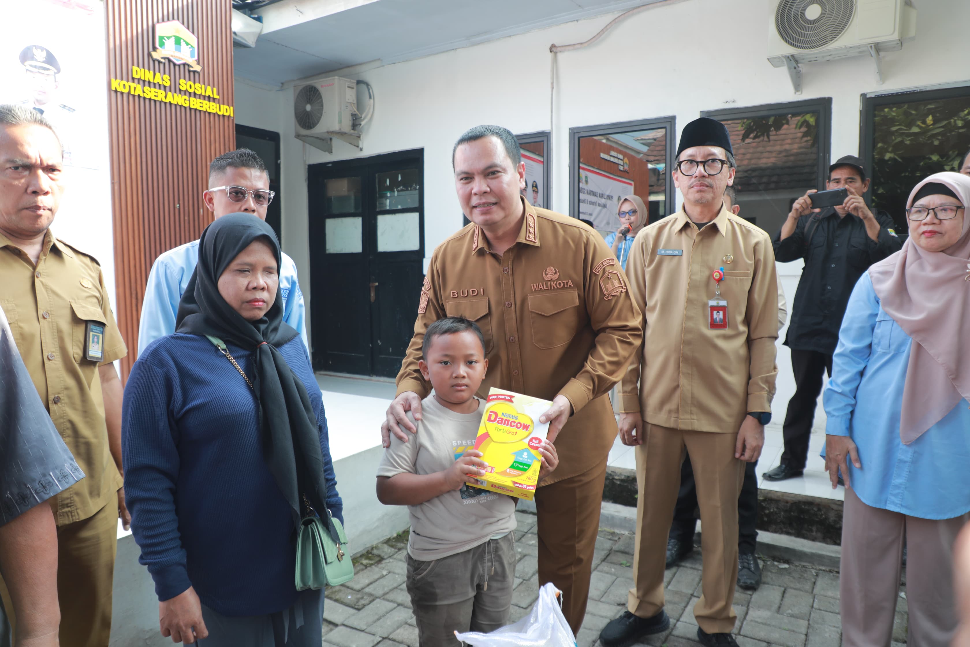 WALI KOTA SERANG SALURKAN BANTUAN SOSIAL BAGI DISABILITAS DAN ANAK TERLABTAR: BUKTI KOMITMEN KEPEDULIAN SOSIAL