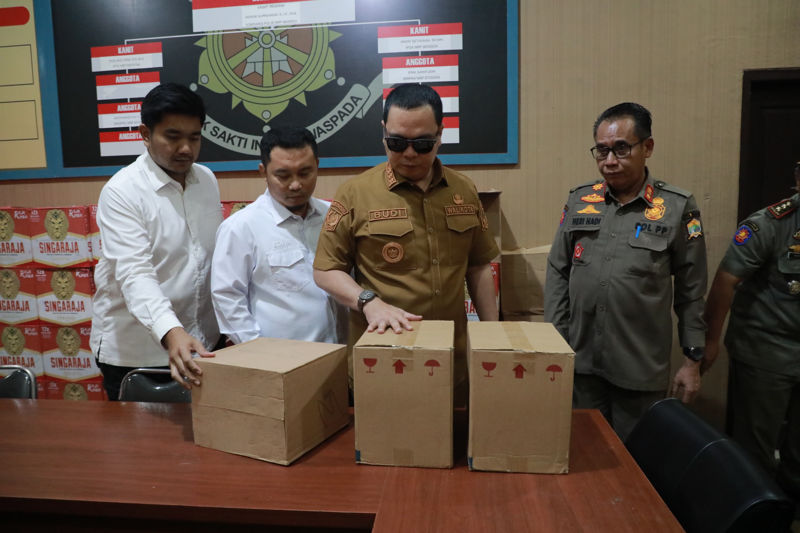 MINUMAN KERAS DAN SIKAP WALI KOTA  SERANG