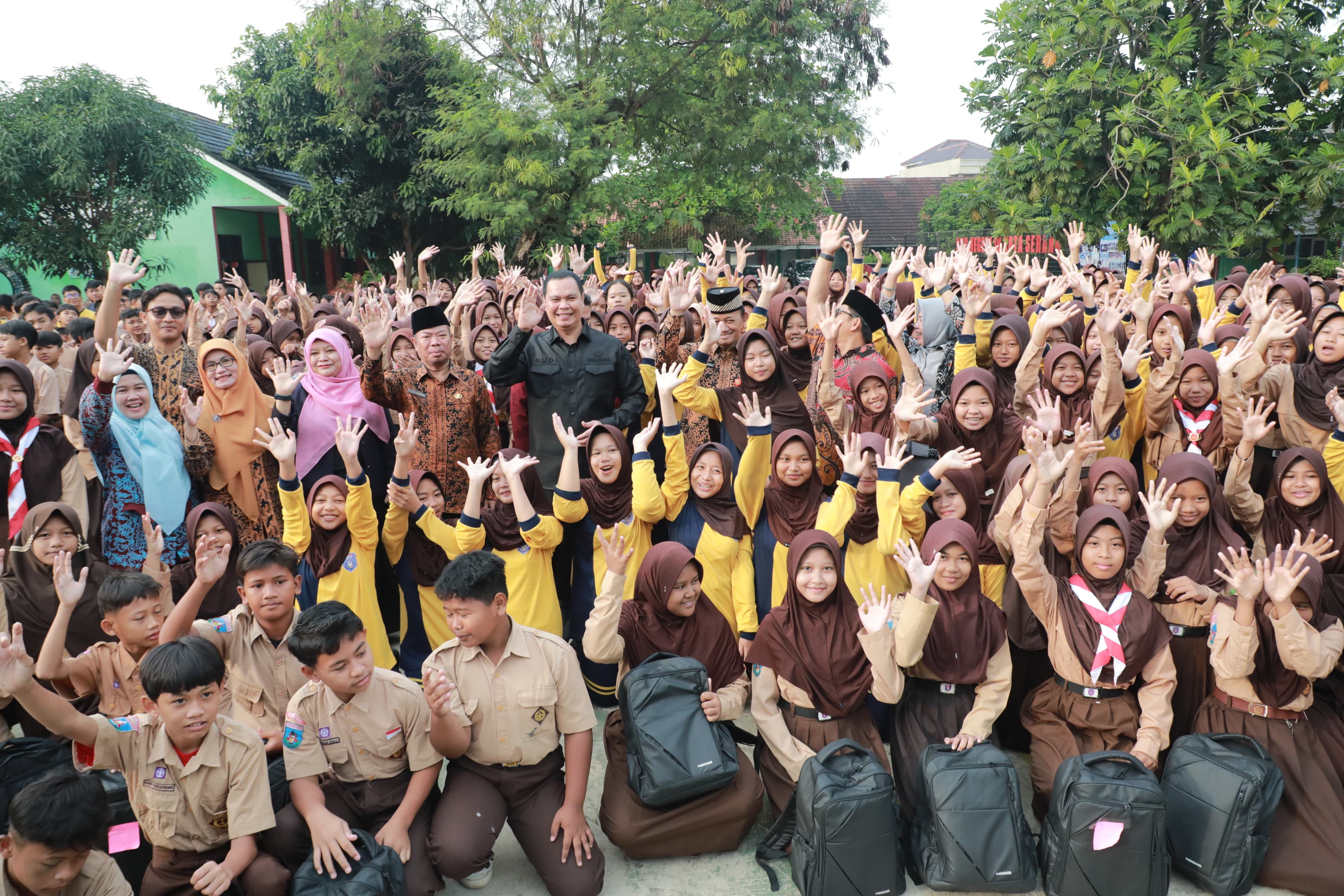WALI KOTA SERANG SERAHKAN PERLENGKAPAN SEKOLAH UNTUK 175 ANAK PUTUS SEKOLAH DAN RENTAN PUTUS SEKOLAH