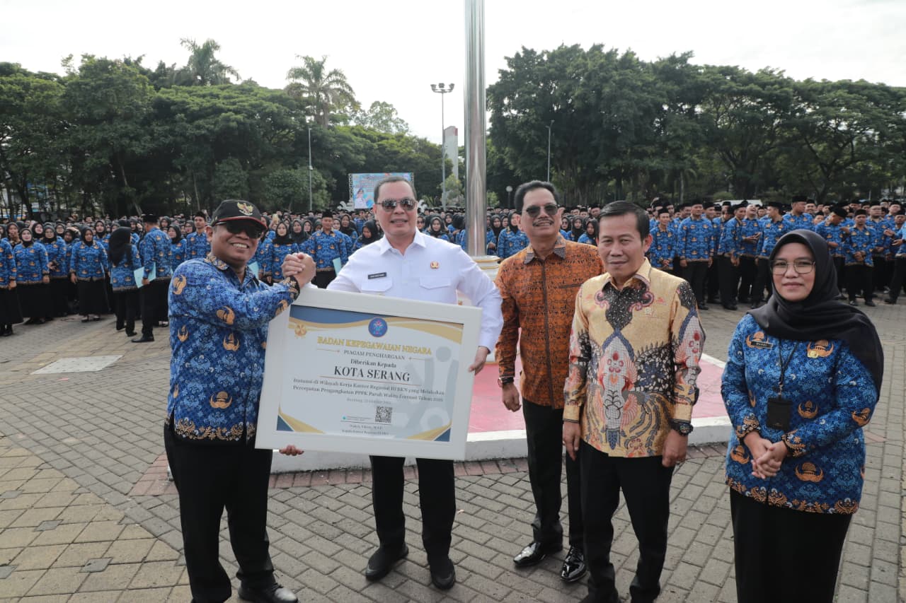 WALI KOTA SERANG BUDI RUSTANDI LANTIK 3794 PPPK PARUH WAKTU DI ALUN-ALUN KOTA SERANG