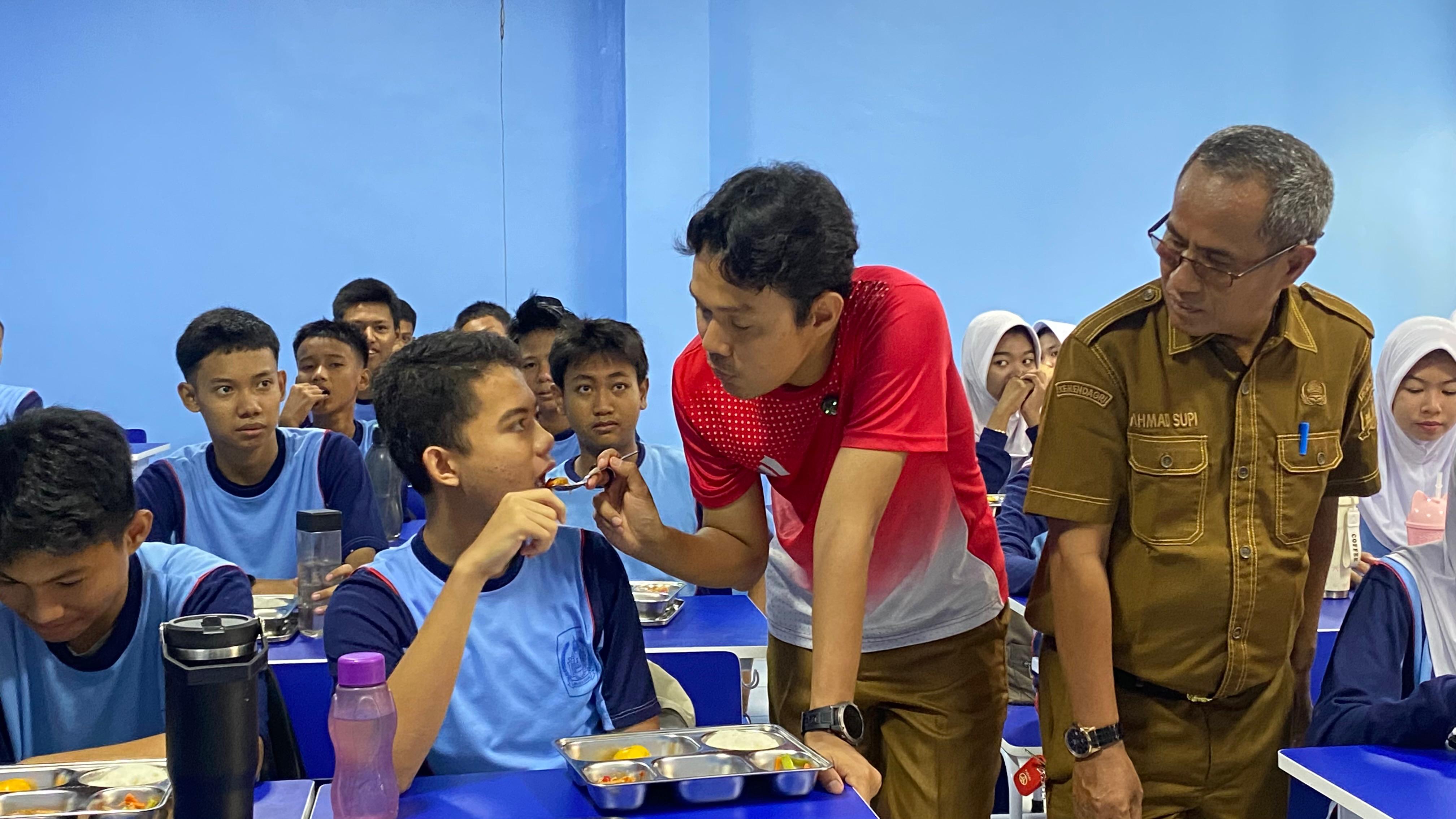 PASTIKAN MBG SESUAI, WAK WALI KOTA AGIS GENCAR MONITORING KE SEKOLAH