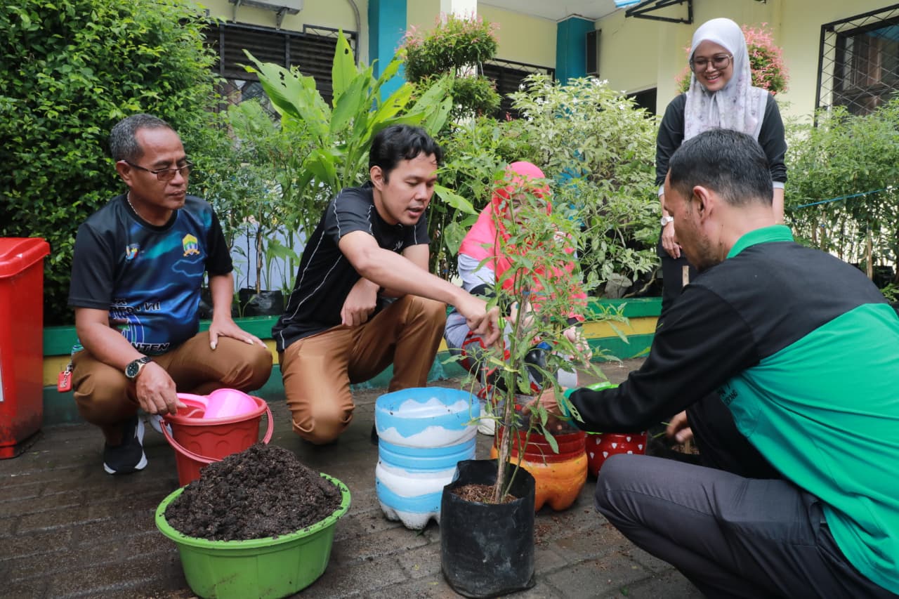 WAKIL WALI KOTA SERANG BAKAR SUASANA DI SMPN 7 KOTA SERANG, SISWA HISTERIS SAMBUT KEHADIRAN AGIS