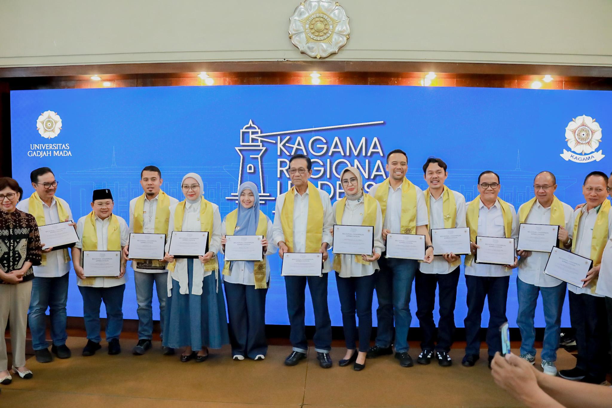 Wakil Wali Kota Serang Sabet Penghargaan Regional Champion Appreciation dari UGM dan KAGAMA Bersamaan 13 Kepala Daerah Lainnya