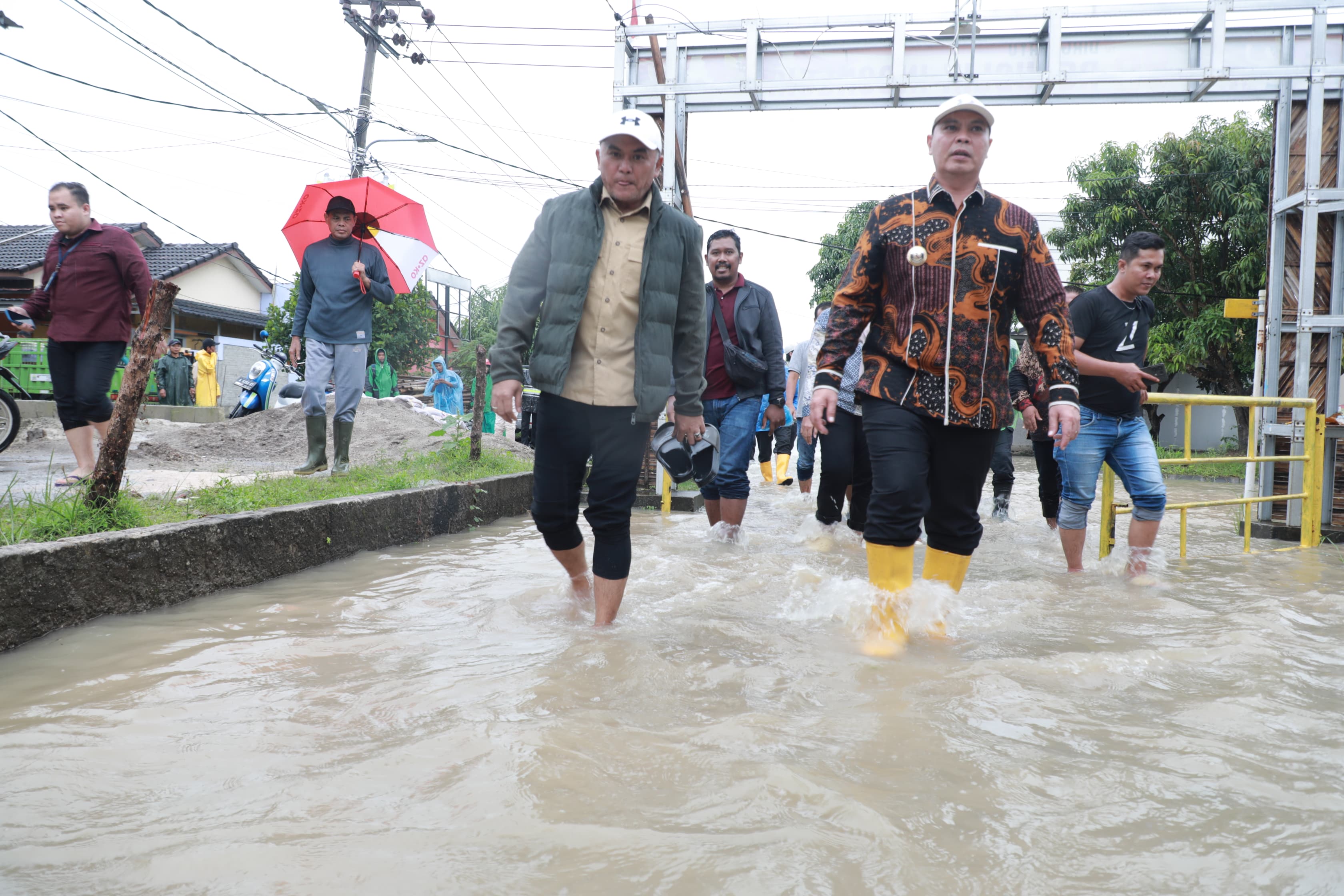 Hujan-hujan Wali Kota Serang Tetap Keliling Kota Pantau Kondisi Banjir