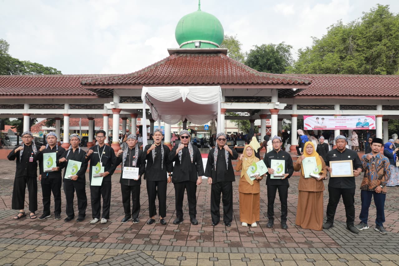 Ribuan ASN Kota Serang Berbaris Kenakan Batik dan Pangsi di Alun-alun
