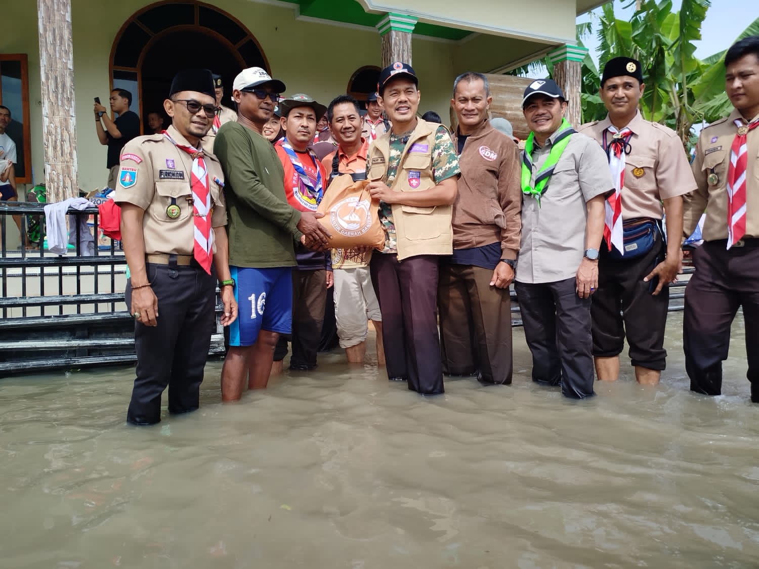 Ribuan Paket Makanan Siap Santap Bagi Korban Banjir Kasemen Kota Serang Sukses Terdistribusi