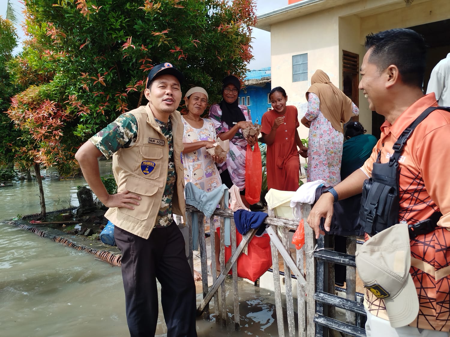 Nur Agis Hibur Sekaligus Distribusikan Makanan Korban Banjir Kasemen: Ada Permintaan Sambal di Sela Obrolan Warga