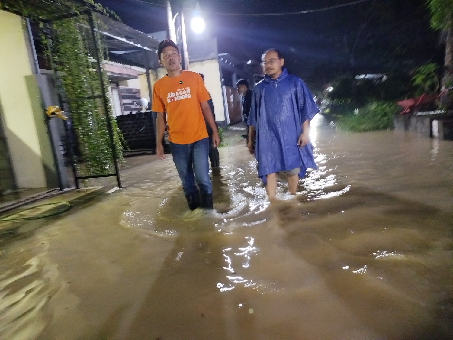 Dibawah Gelap Malam, Agis Gerak Cepat Temui Korban Banjir Kota Serang