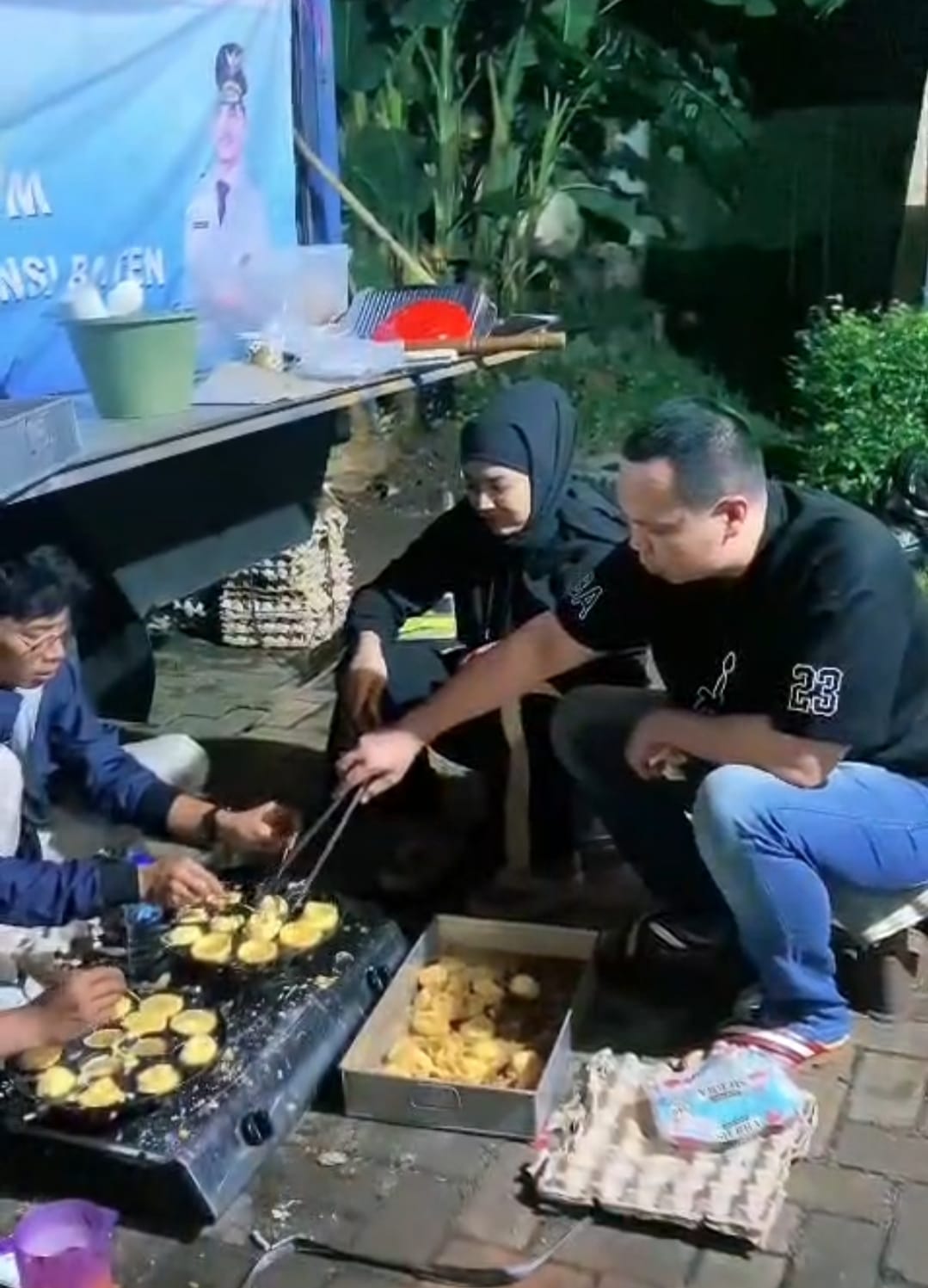 Larut Malam, Wali Kota Serang Budi Rustandi Turun Langsung Kemas Makanan untuk Korban Banjir