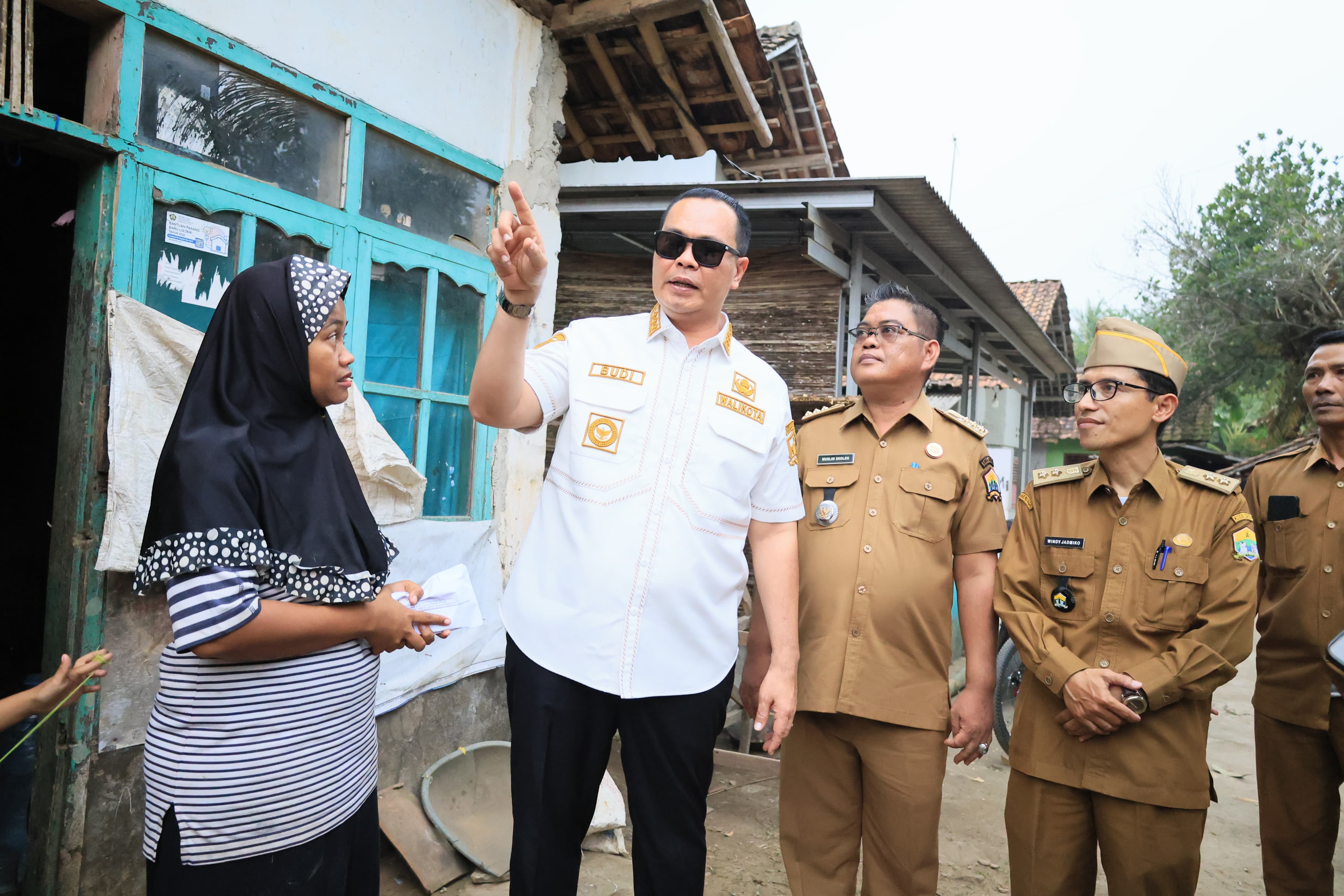 Sentuhan Manusiawi Wali Kota Serang: "Sesungguhnya yang Butuh Pertolongan Itu Saya, Bukan Beliau"