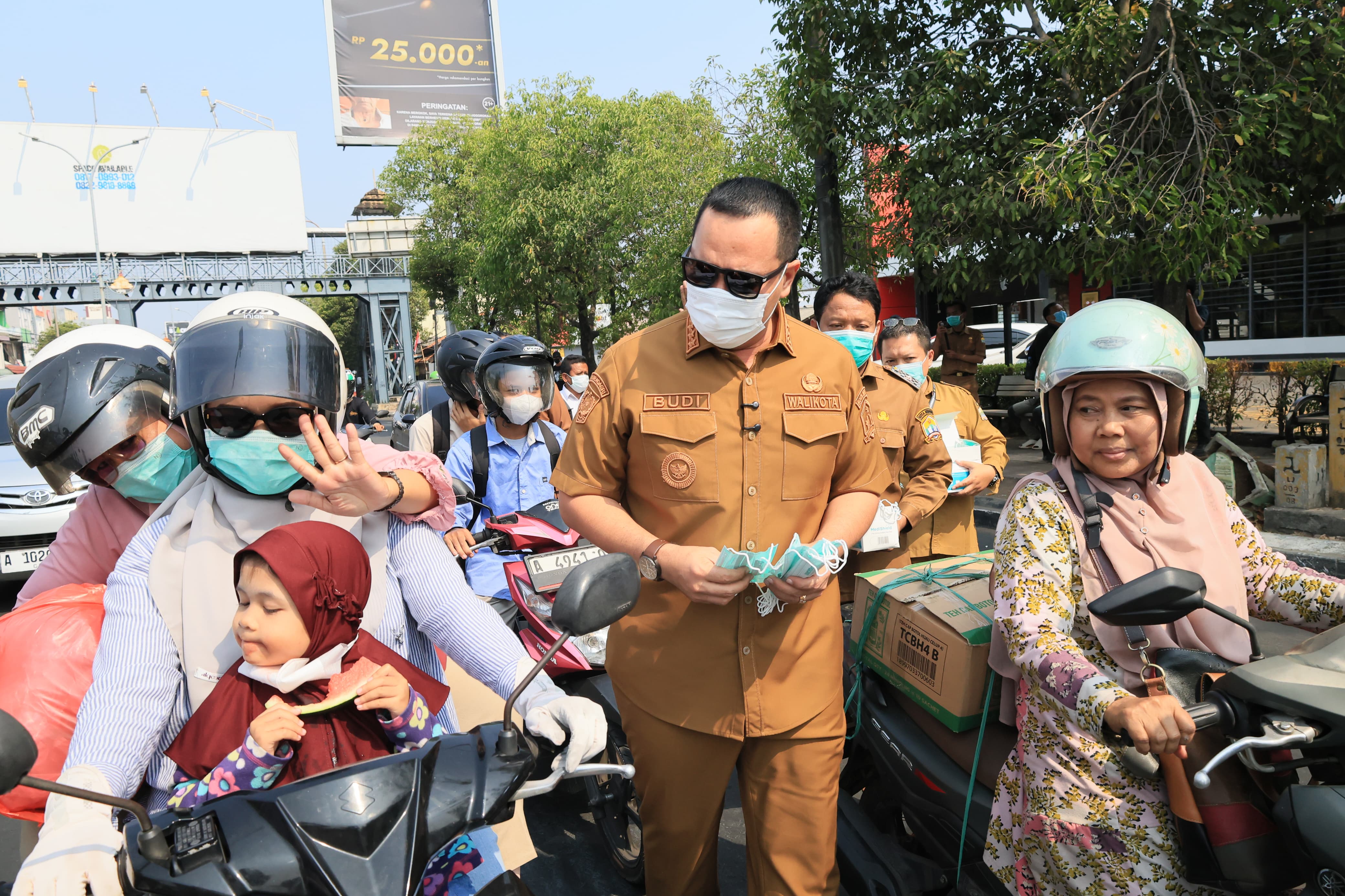 Wali Kota Serang Budi Rustandi turun langsung membagikan masker gratis kepada warga di tengah erupsi Gunung Anak Krakatau.