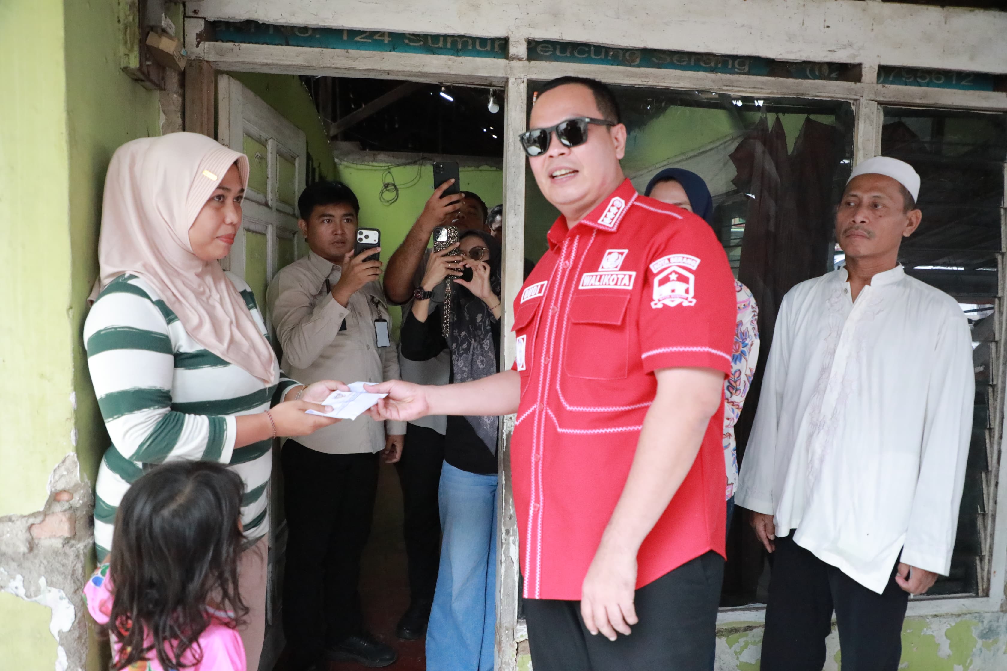 Wali Kota Serang Tinjau dan Salurkan Bantuan Renovasi untuk Korban Rumah Roboh di Kelurahan Unyur