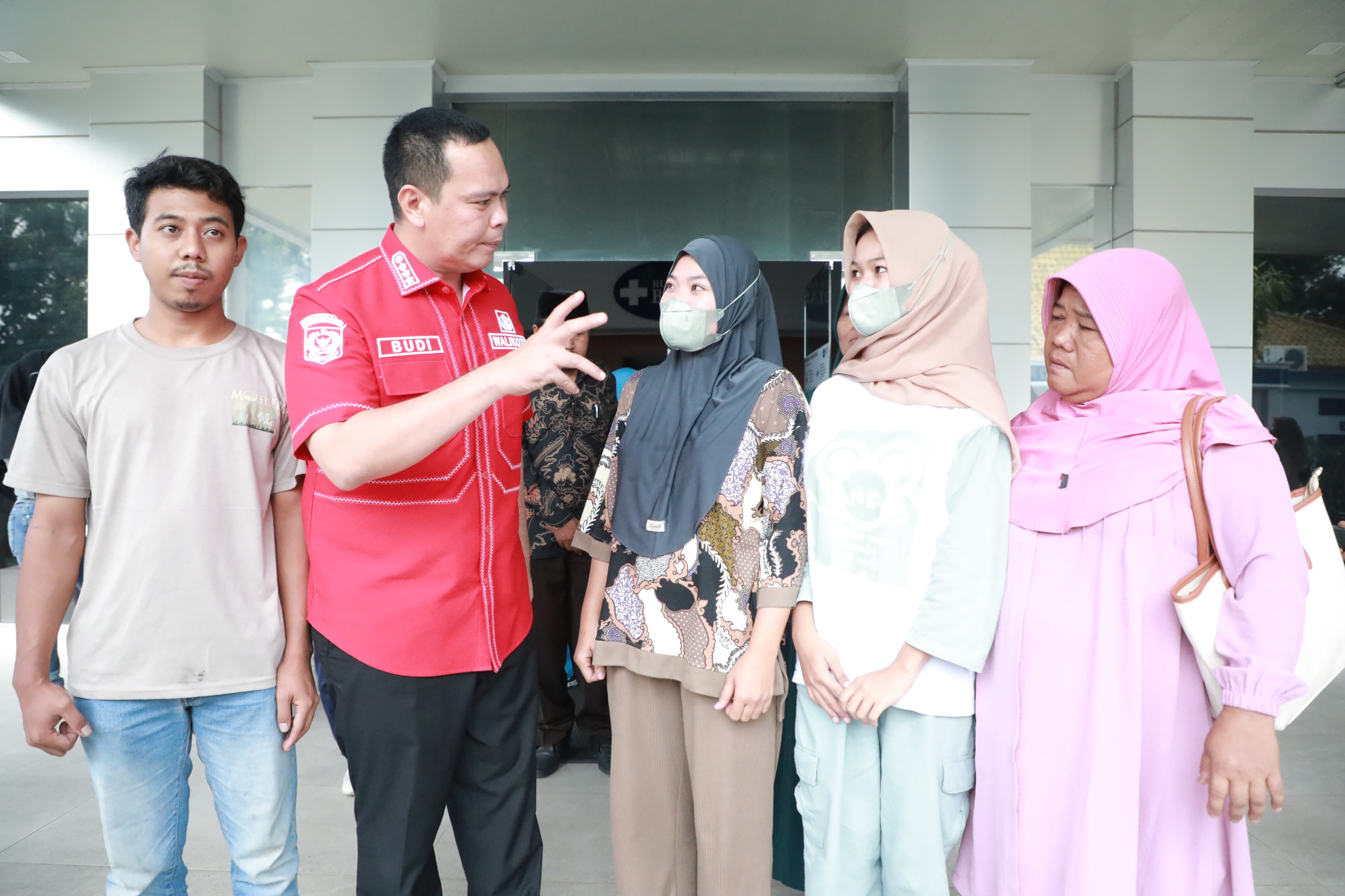 SERANG - Pemerintah Kota (Pemkot) Serang memfasilitasi proses rujukan medis seorang bayi penderita tuberkulosis (TBC) otak dan stroke ke rumah sakit di Jakarta.