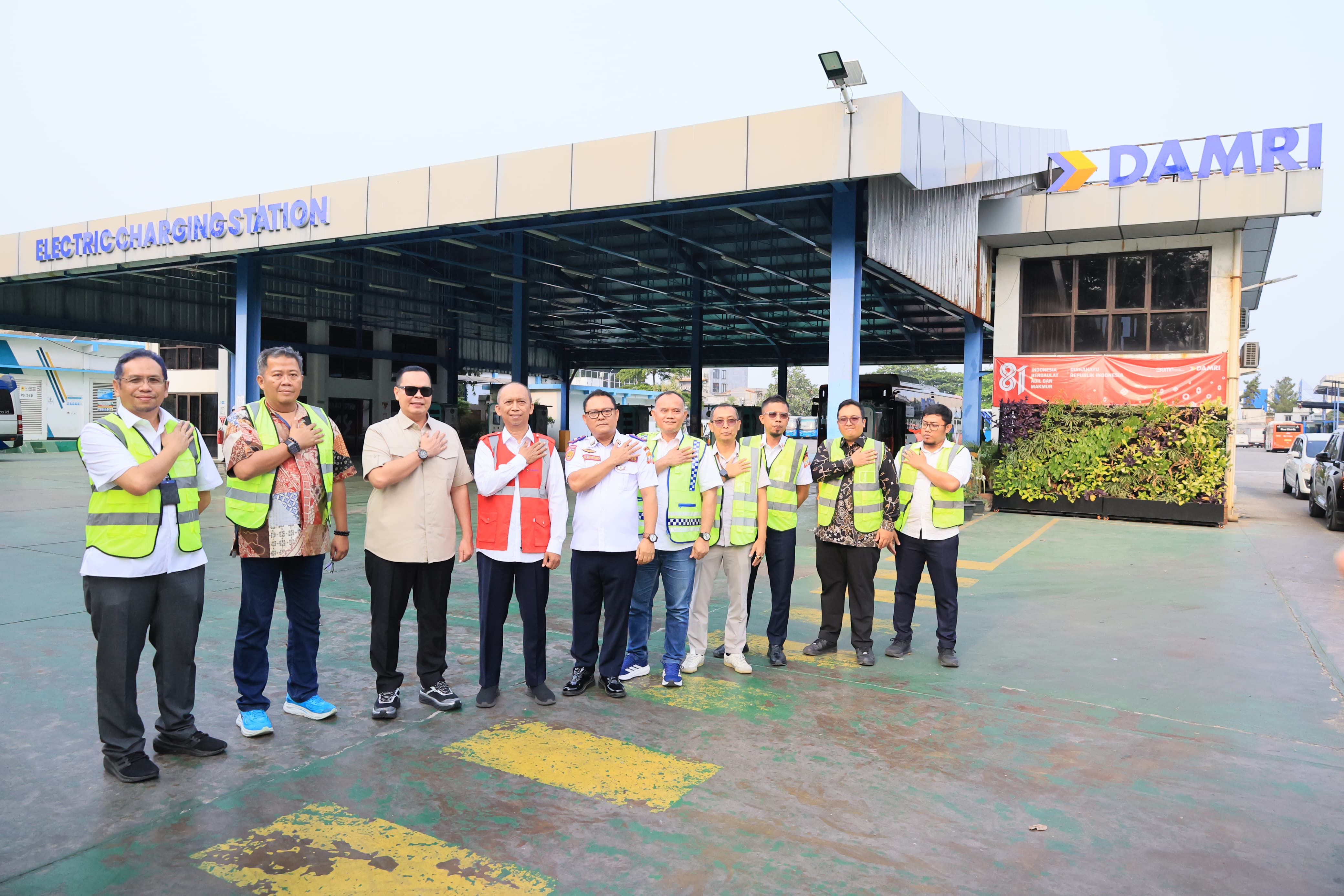 Tindak lanjuti Instruksi Gubernur Andra Soni, Budi Rustandi Gandeng DAMRI Tingkatkan Transportasi Umum