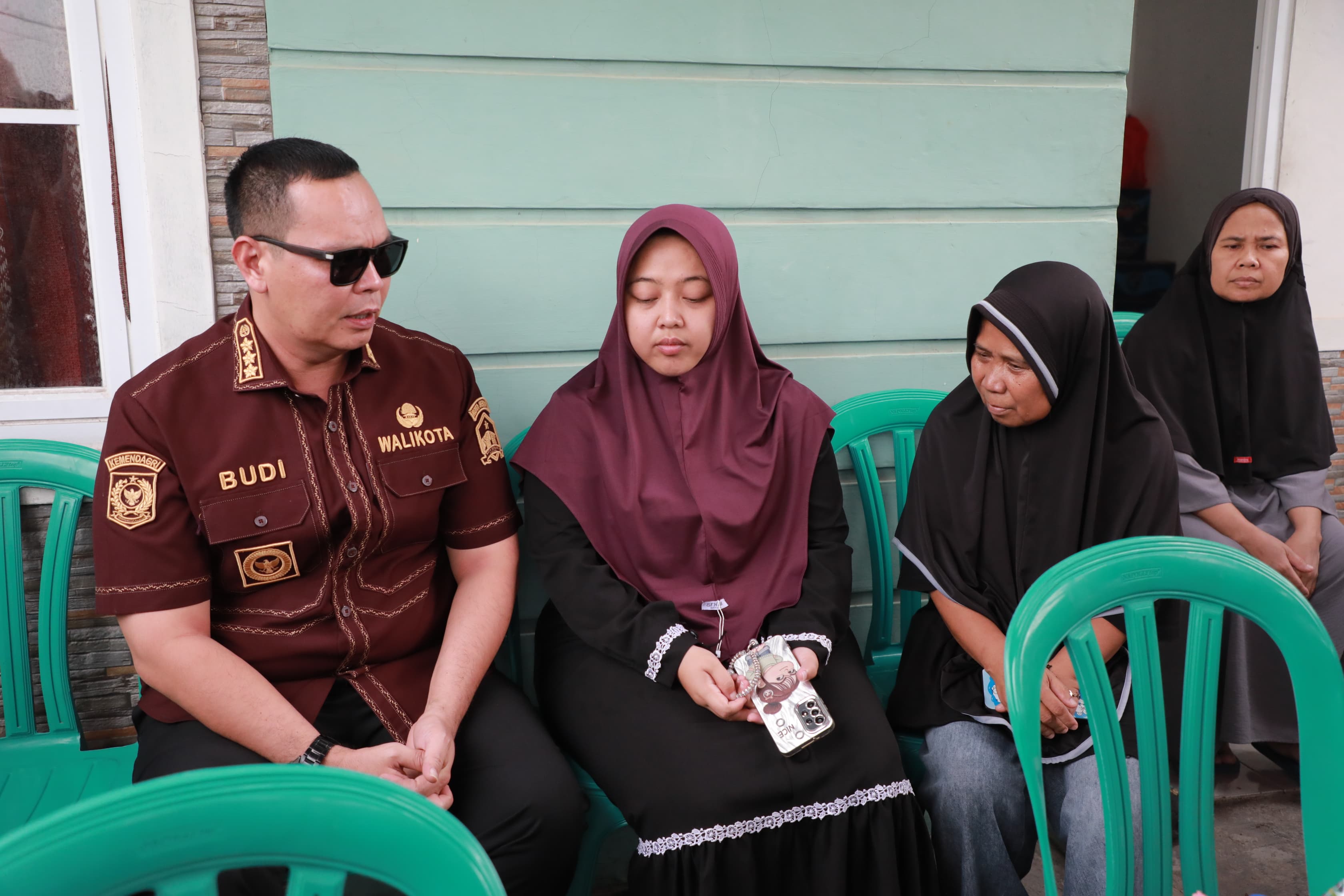 Kunjungi Keluarga Jurnalis ANTARA yang Hilang di Selat Sunda, Wali Kota Serang Beri Dukungan Moril dan Materil