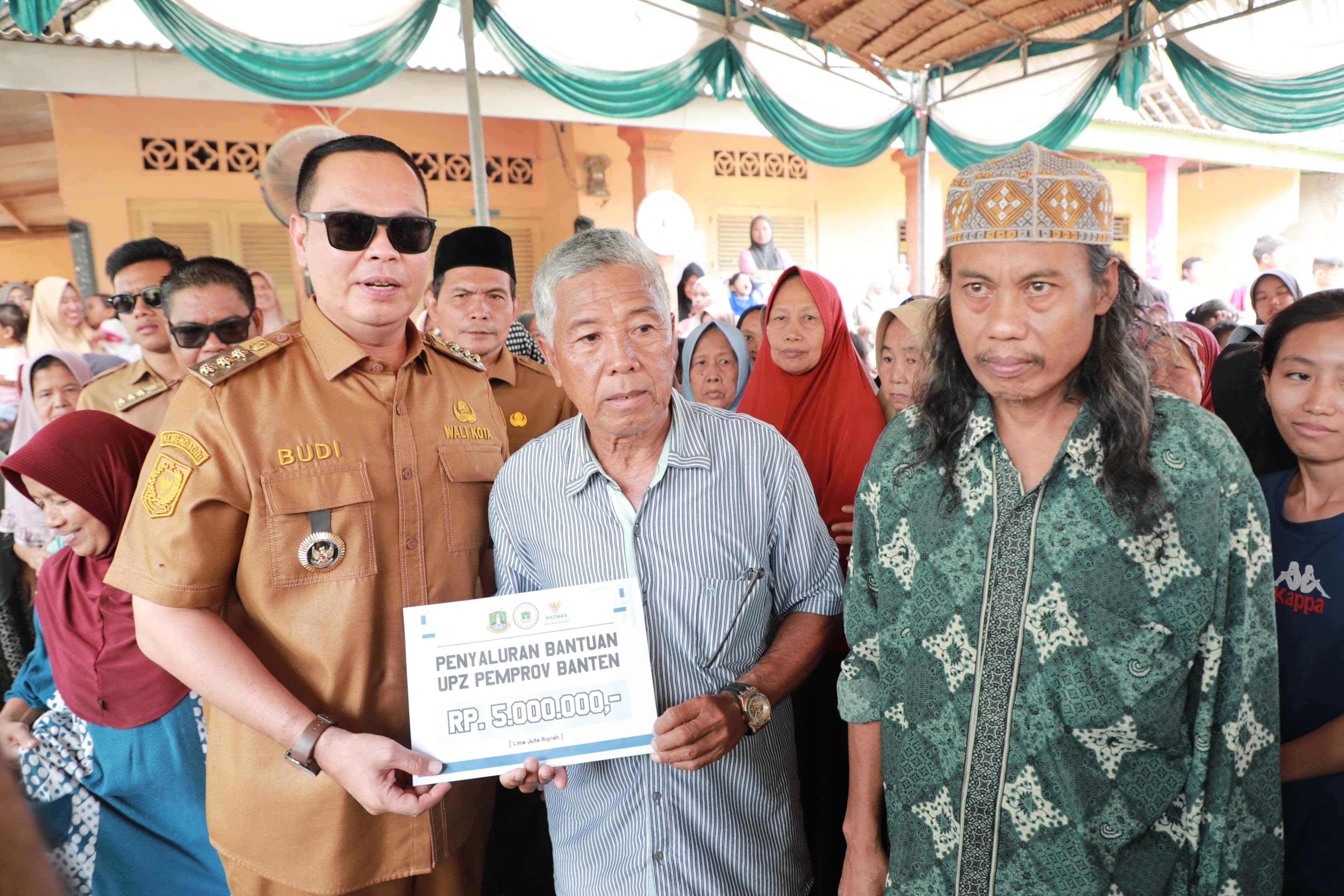 Wali Kota Serang Budi Rustandi mengatakan bantuan tersebut diberikan kepada sejumlah kelompok masyarakat, termasuk warga kurang mampu, marbot musala, dan guru ngaji.
