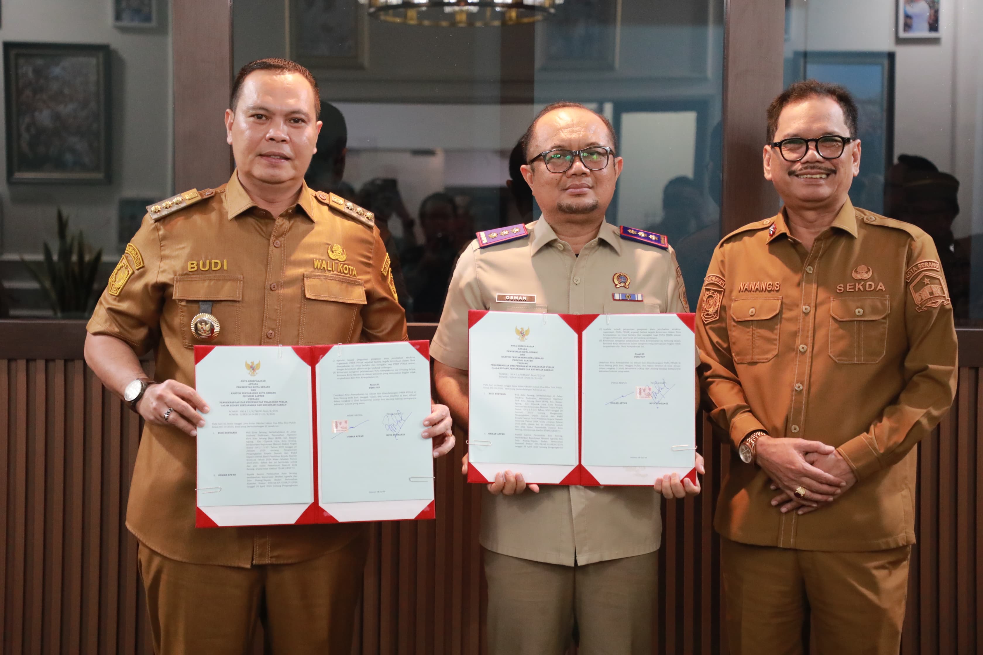 Pemerintah Kota (Pemkot) Serang menargetkan sebanyak 300 aset daerah dapat tersertifikasi sepanjang 2026. Langkah tersebut menjadi bagian dari upaya pemerintah daerah menertibkan dan memberikan kepastian hukum terhadap aset milik Pemkot Serang.