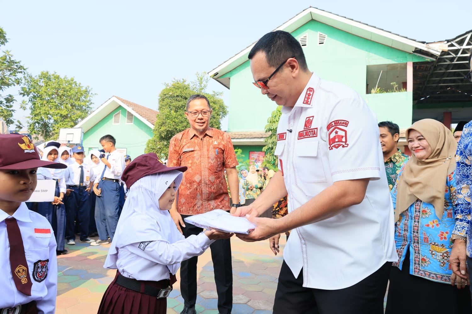 Pemkot Serang Salurkan 24 Ribu Seragam Sekolah Gratis, Ringankan Beban Orang Tua