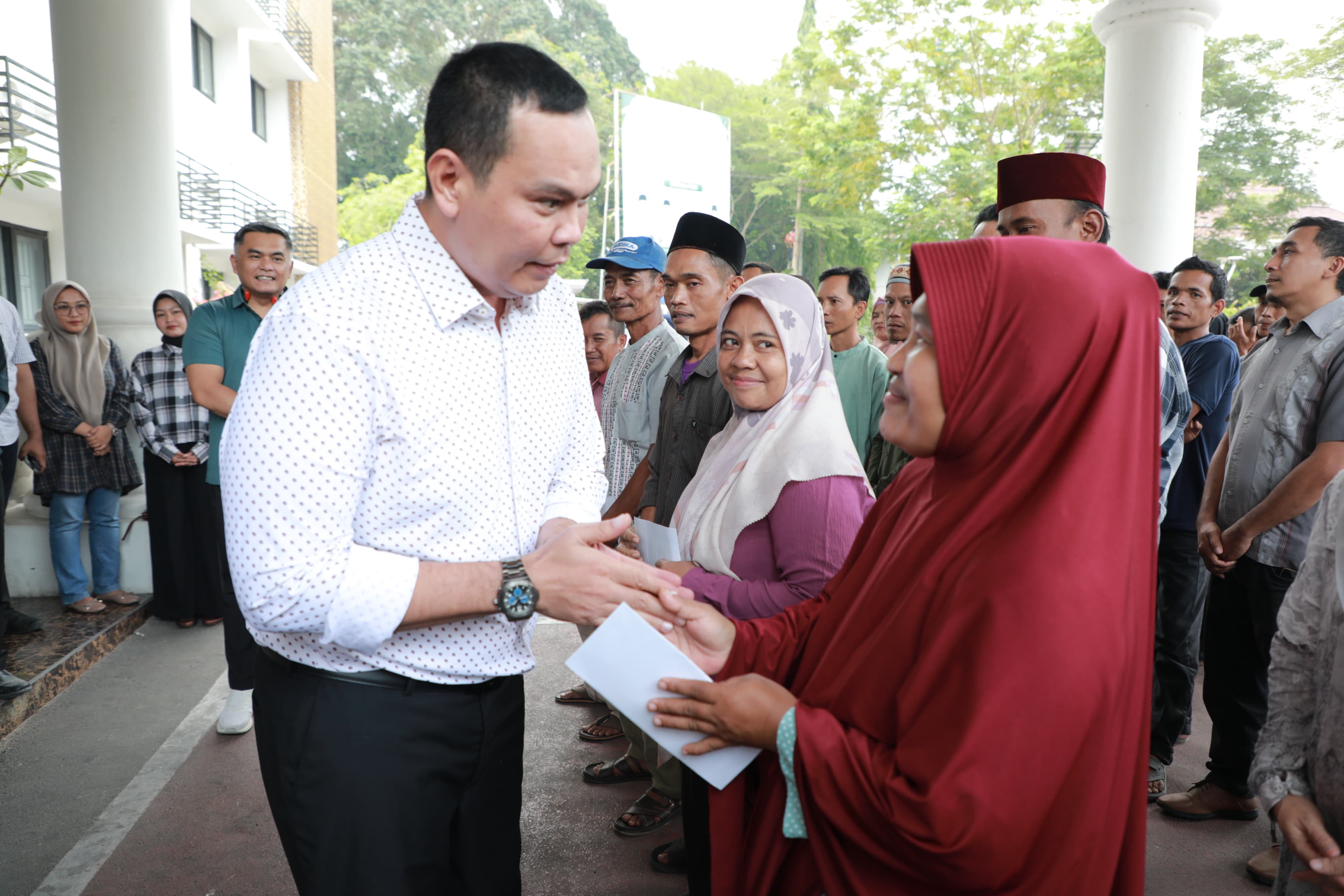 Wali Kota Serang Memberikan Bantuan Kepada Pelaku Usaha Mikro, Kecil, dan Menengah (UMKM) Atas Dukungan Penuh Dari Gubernur Banten Andra Soni