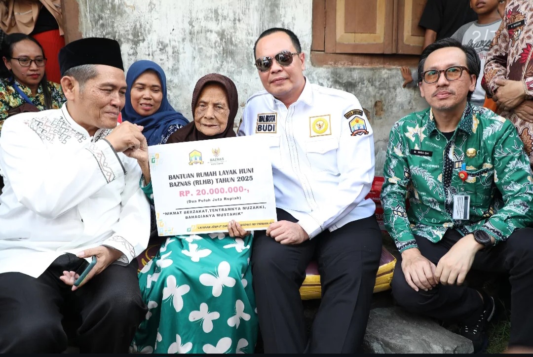 WALI KOTA SERANG BUDI RUSTANDI MELANGSUNGKAN KUNJUNGAN DAN JUGA MEMBERIKAN SANTUNAN KEPADA NENEK ROMLAH (69) DI KEBAHARAN, KECAMATAN SERANG