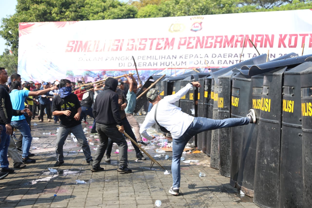 JELANG PESTA DEMOKRASI SERENTAK, POLDA BANTEN GELAR SIMULASI SISTEM PENGAMANAN KOTA